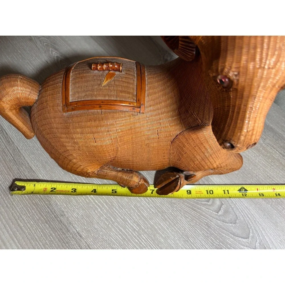 The Unbranded Brand vintage hand