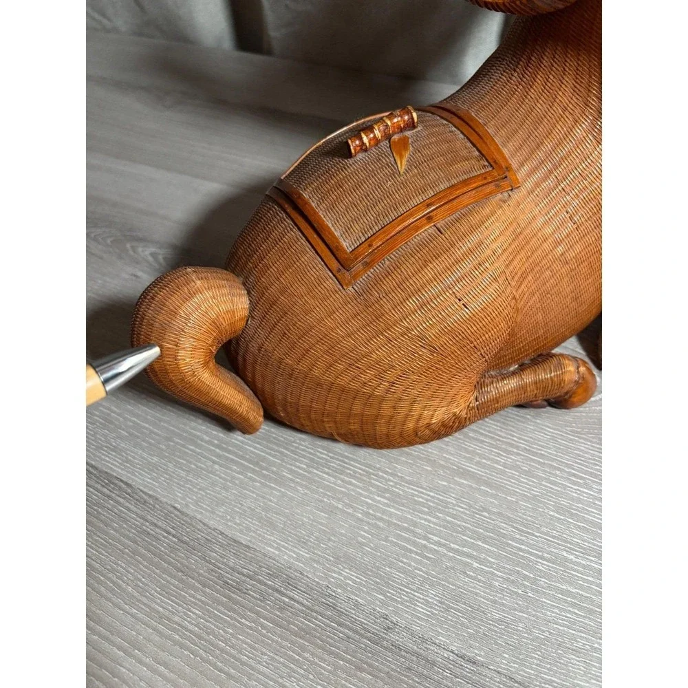 The Unbranded Brand vintage hand
