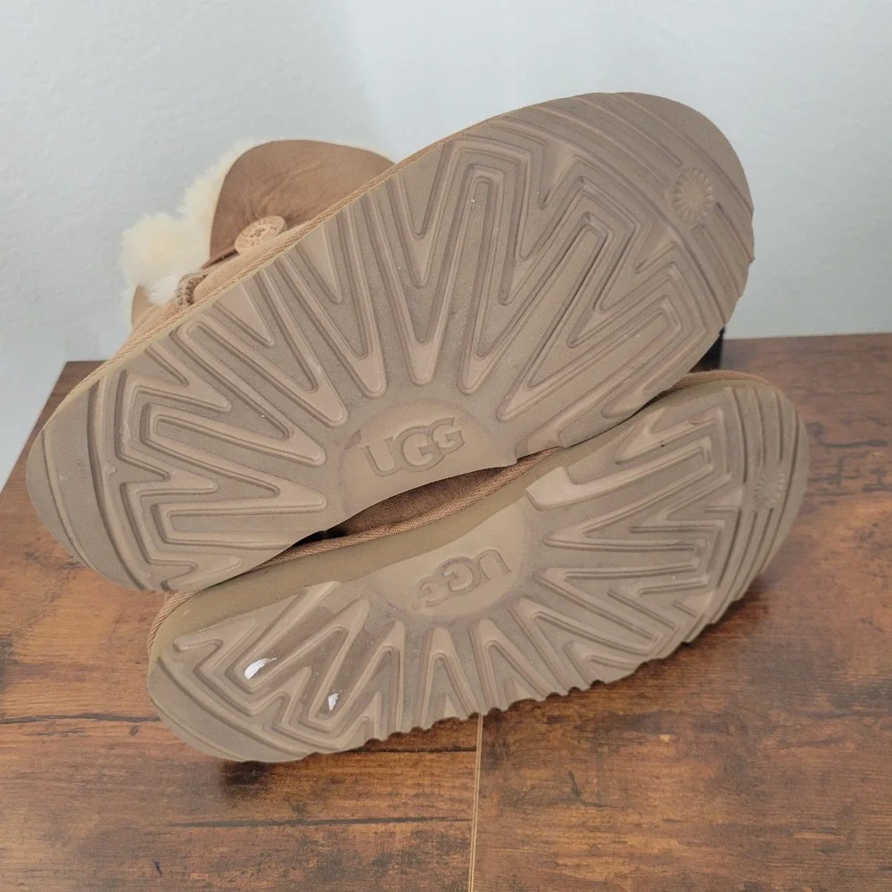 UGG bailey button