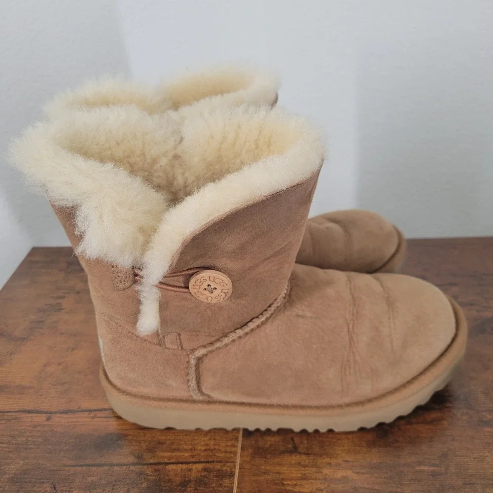 UGG bailey button