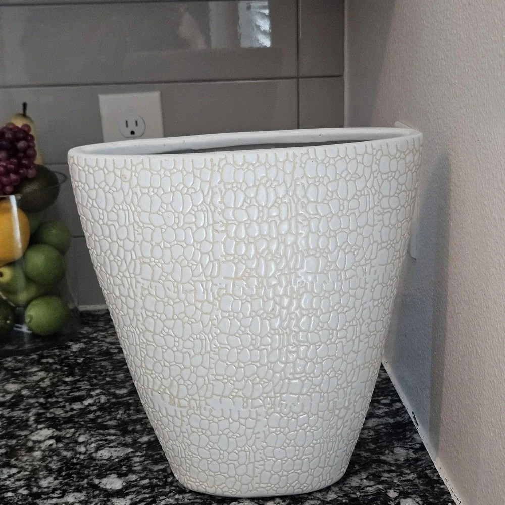 Textured White‎ and Beige Decorative Elegant Ceramic Vase for Centerpiece
