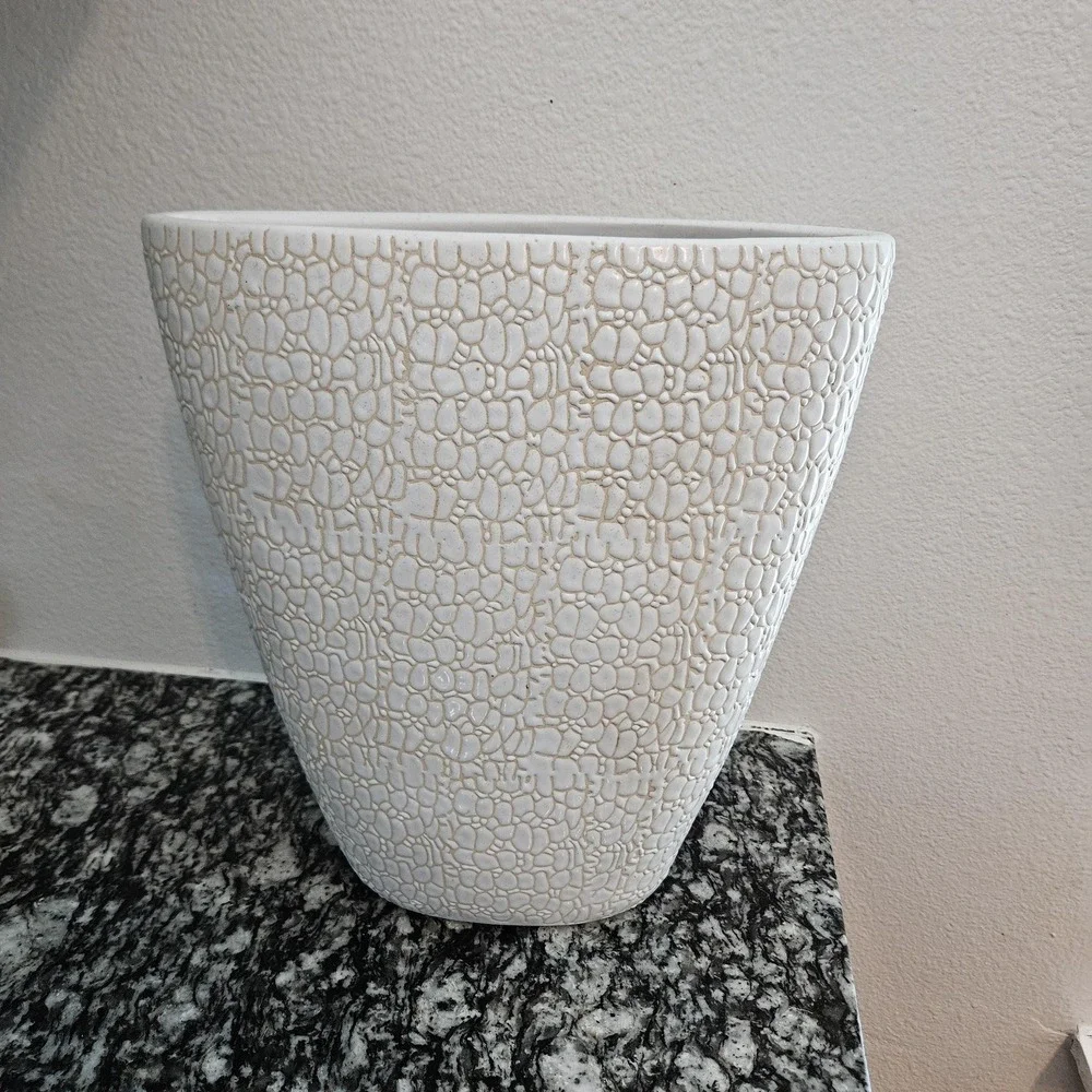 The Unbranded Brand beautiful vase