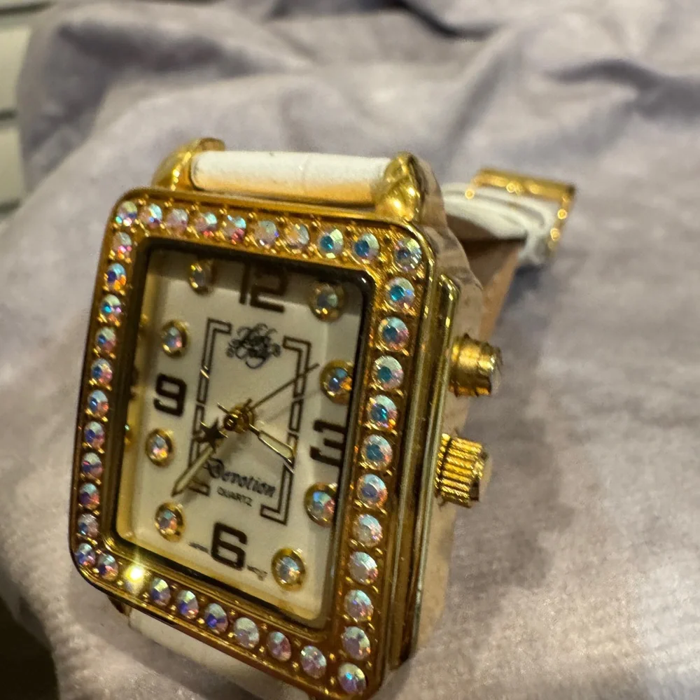 N/A gold tone