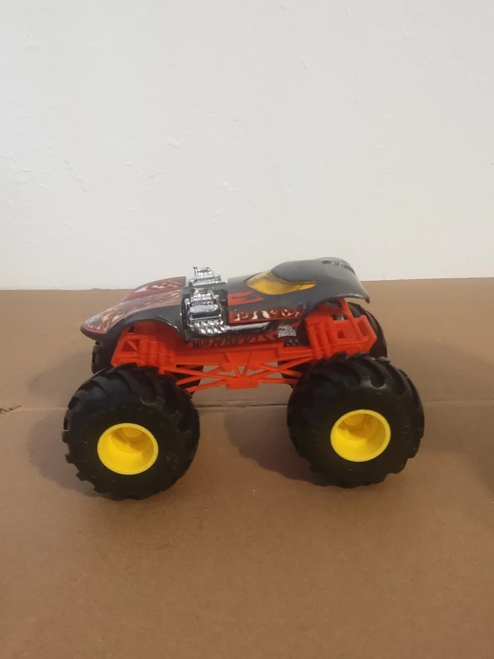 Hot Wheels - Monster Trucks Oversized (Twin Mill) / Toys some scratches