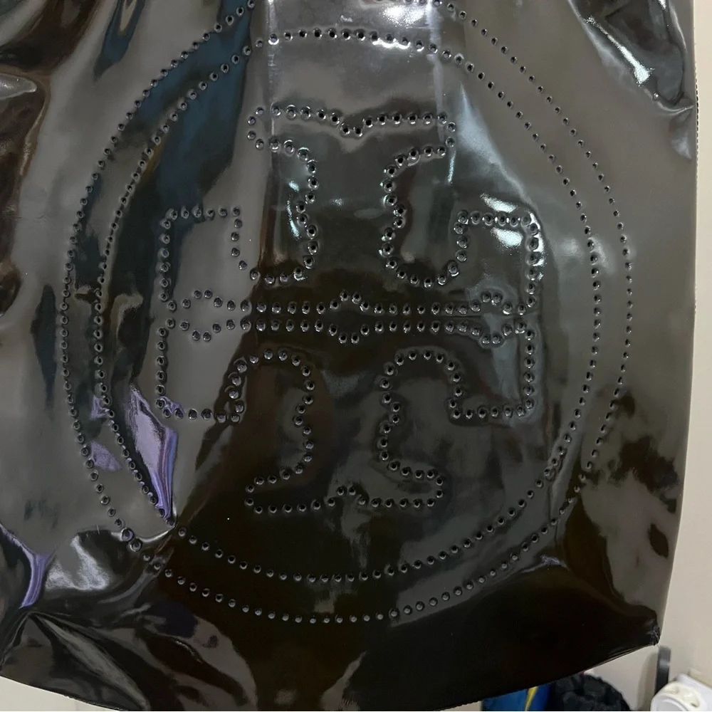 TORY BURCH Style No. 11075807 Patent Leather Tote Black/Navy Lining