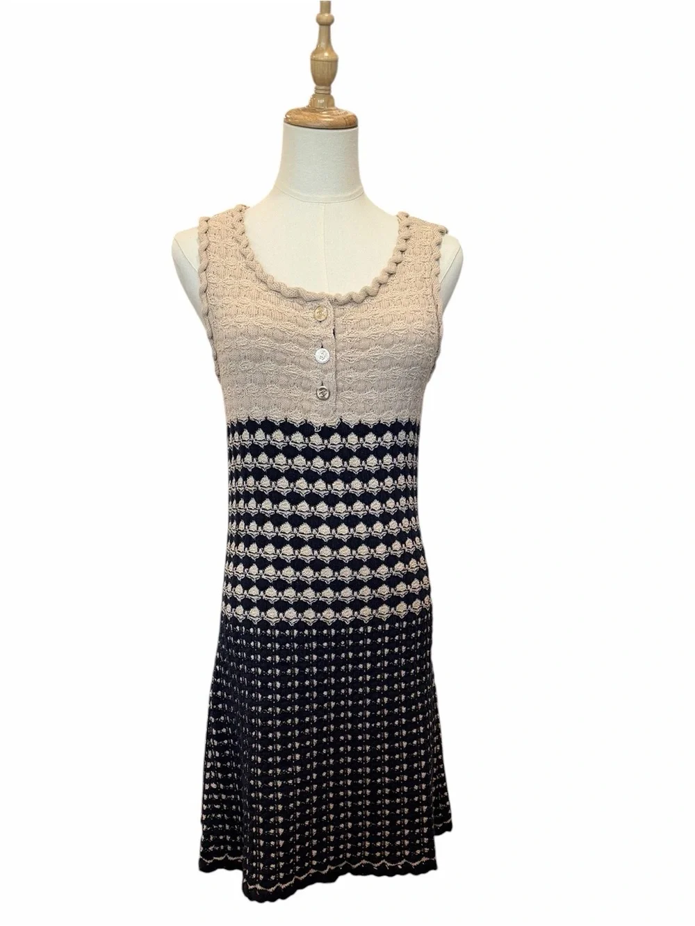 CHANEL elegant sleeveless