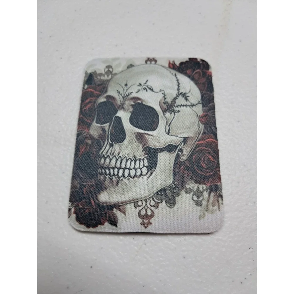 Skull and Red Roses Gothic Graphic Magnet‎