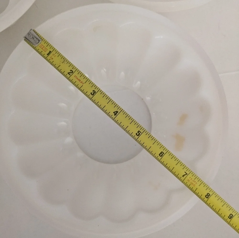 Tupperware Jello Molds, see pics on what's included. 5 pieces, no lids