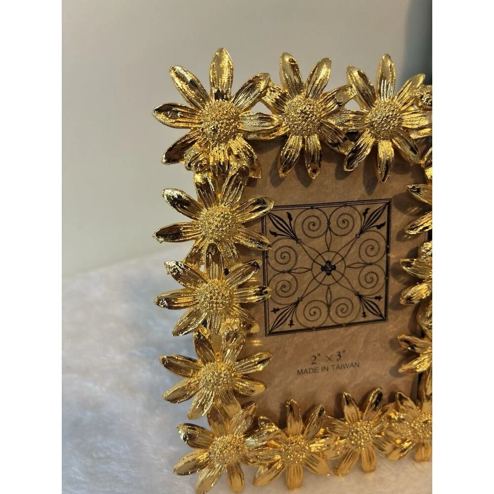 Unbranded gold metal