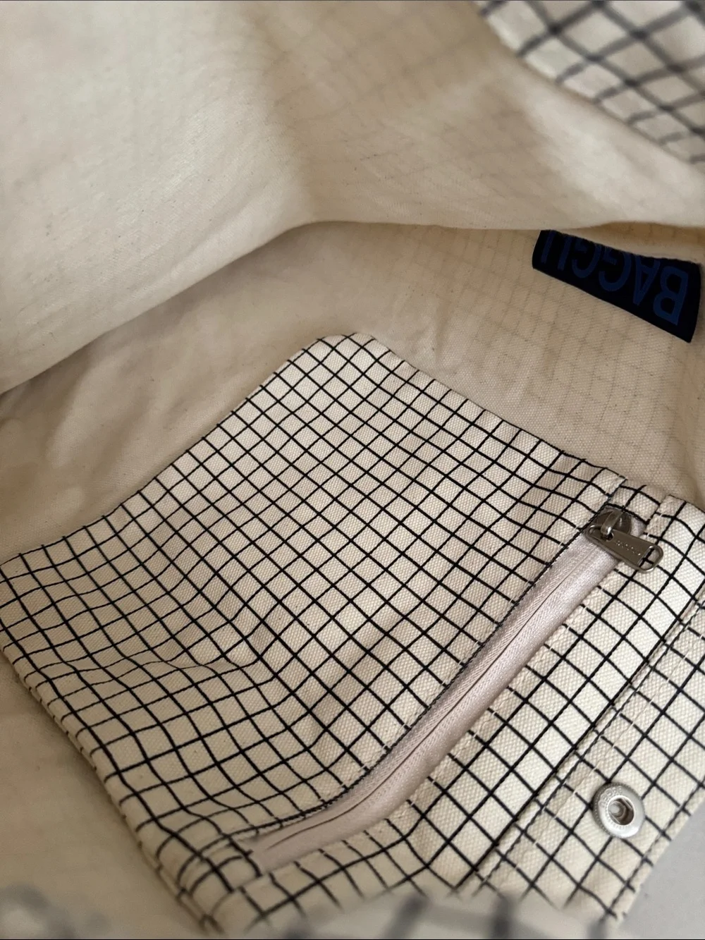 BAGGU lightweight messenger