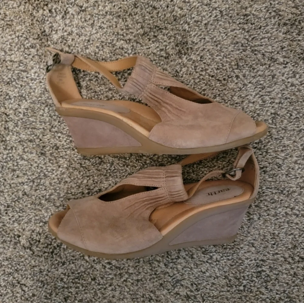 Earth excellent wedges suede