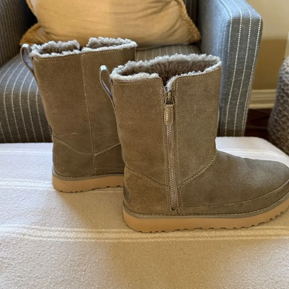 UGG classic zip