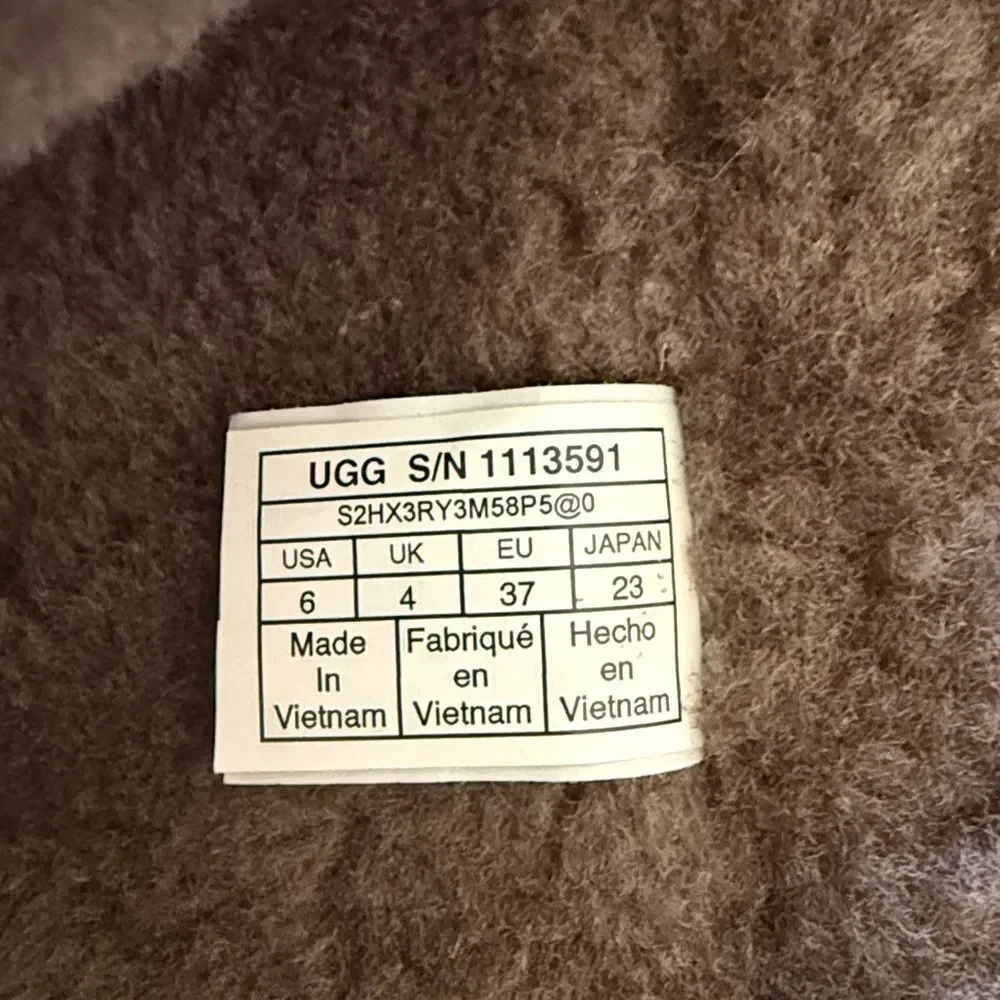 UGG classic zip