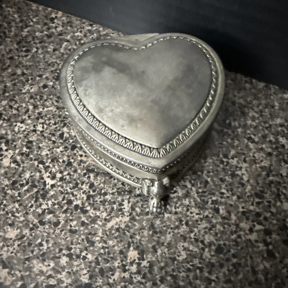 Vintage Victorian-Style Heart Jewelry Box Silver-Tone Lion Head Feet‎ 4