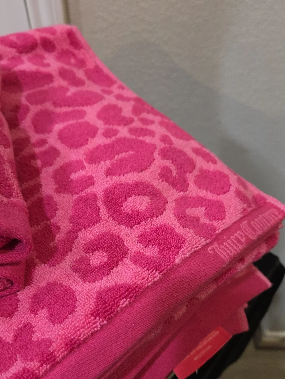 Juicy Couture Home Hot Pink Leopard Print 100% Cotton Jacquard Bath/Hand Towels