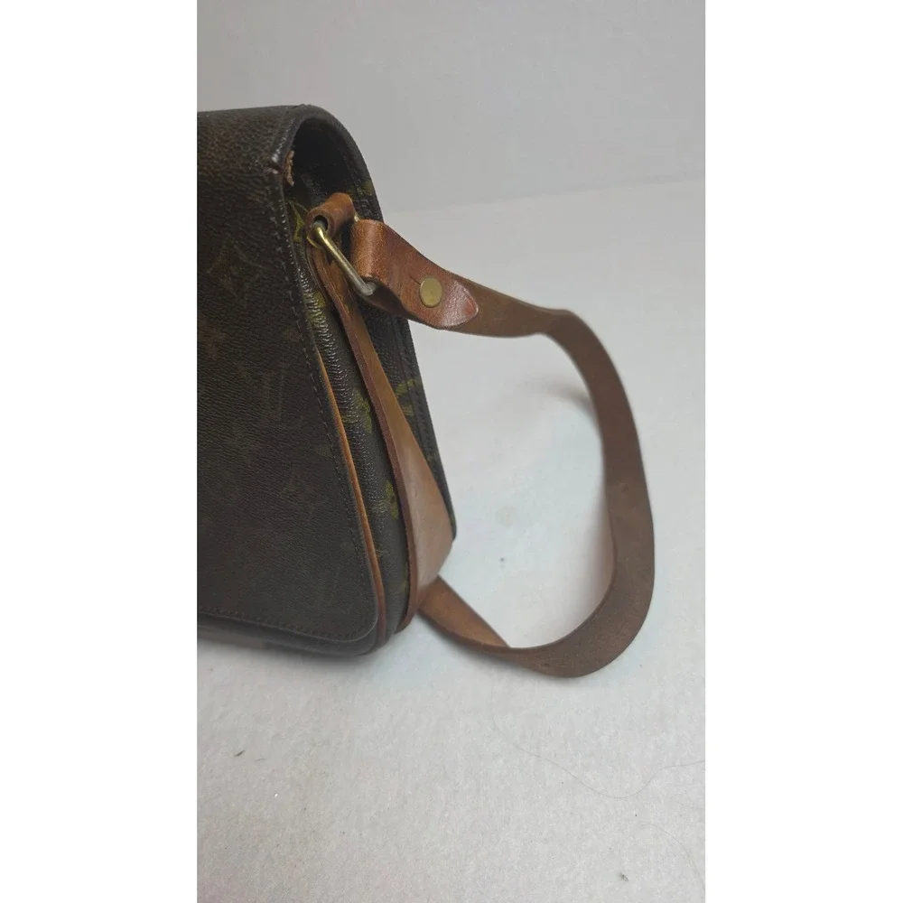 Louis Vuitton marks strap monogram