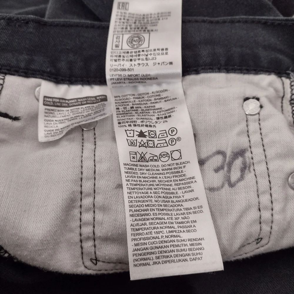 Levis sleek black