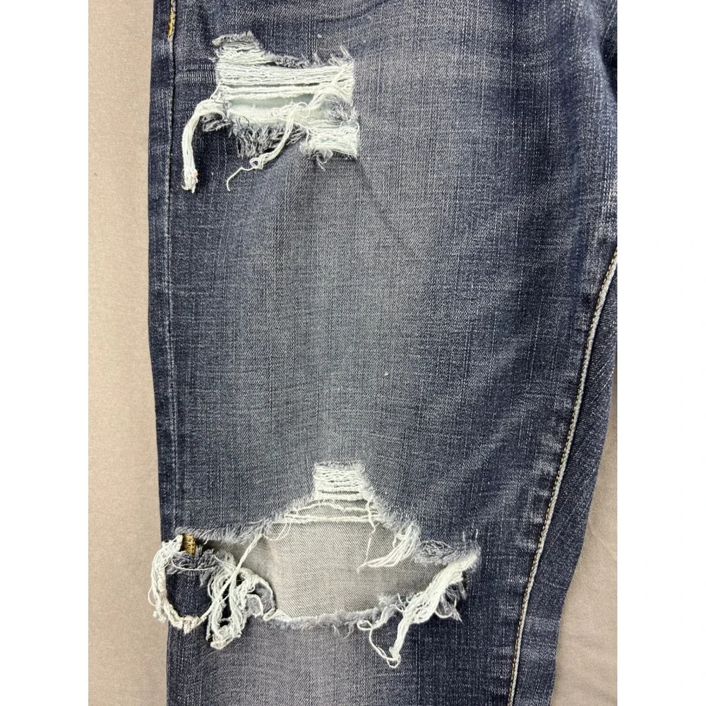 American Eagle Outfitters ships from