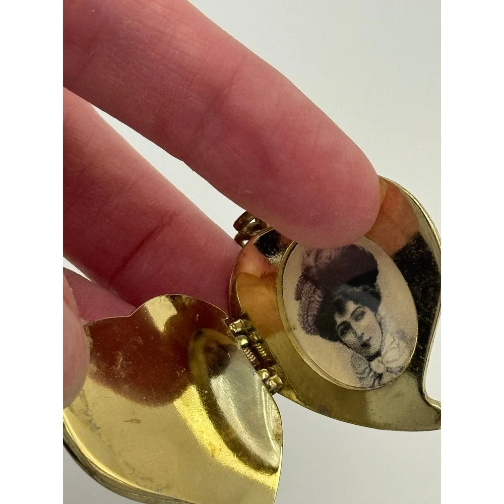 Vintage Style Gold Tone Heart Locket‎ Keychain Purple Rhinestone Portrait