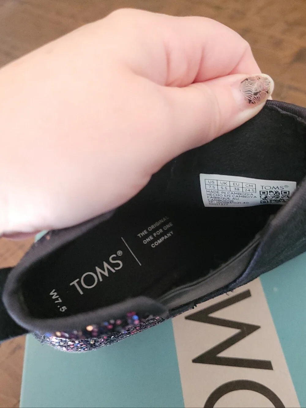 Toms sleek black