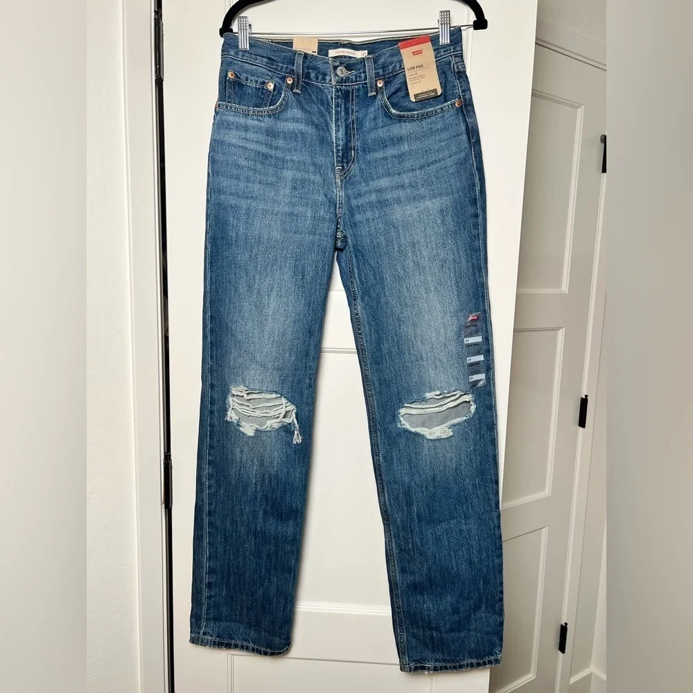 NWT Levi's Low Pro Distressed Jeans, Size 27