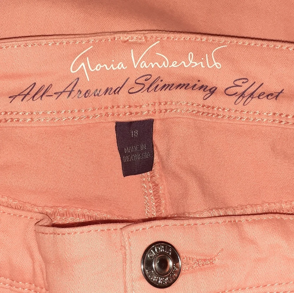 Gloria Vanderbilt woman capris