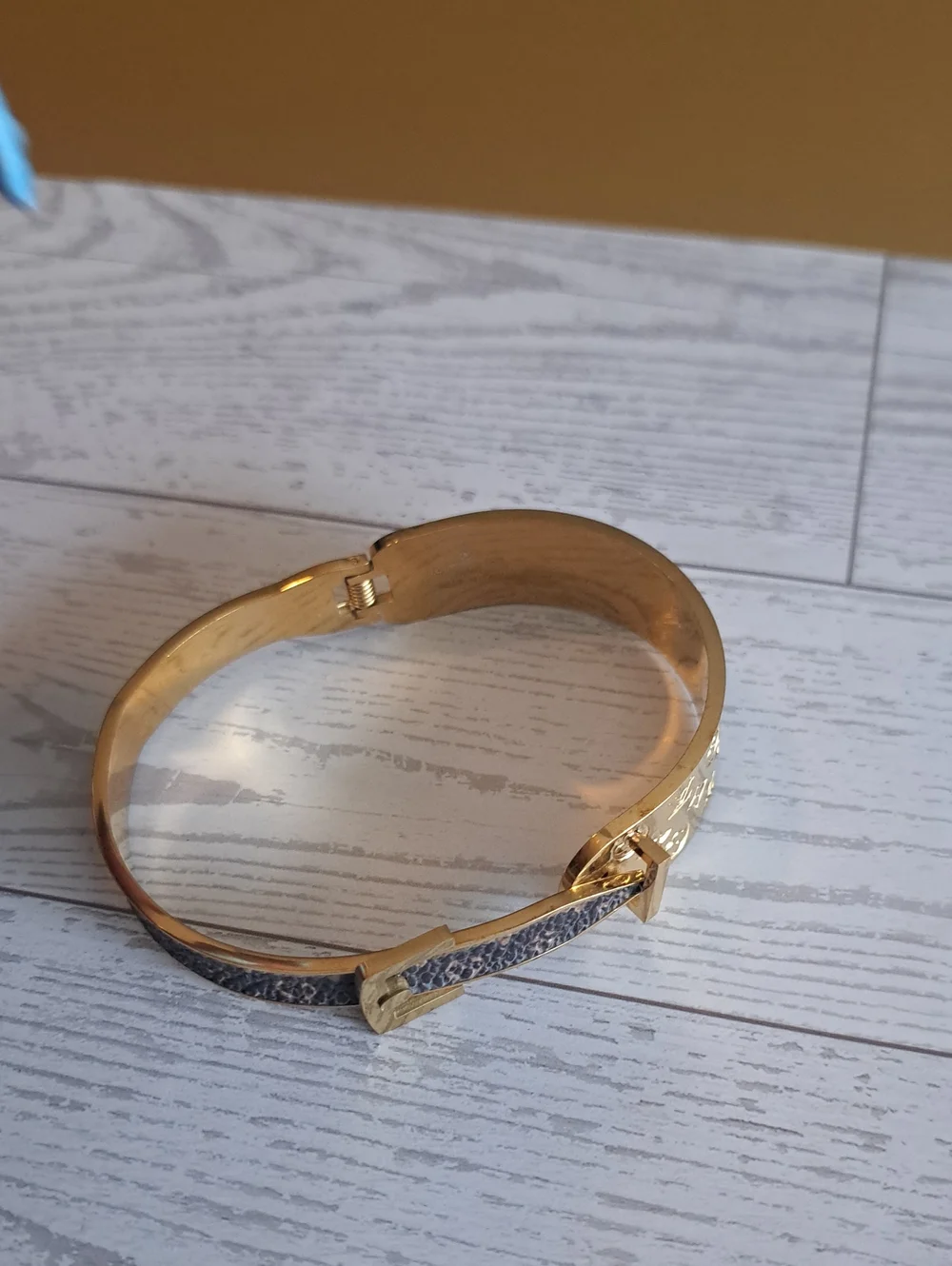 N/A elegant gold