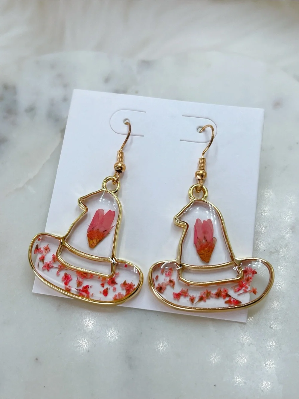 Witch 🧙 hat lucite Real Flower 🌸 pink gold plated 2” earrings