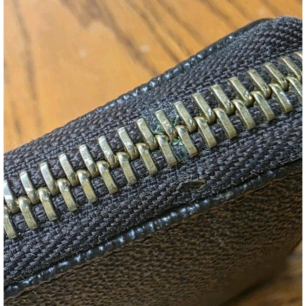 Michael Kors zipper closures
