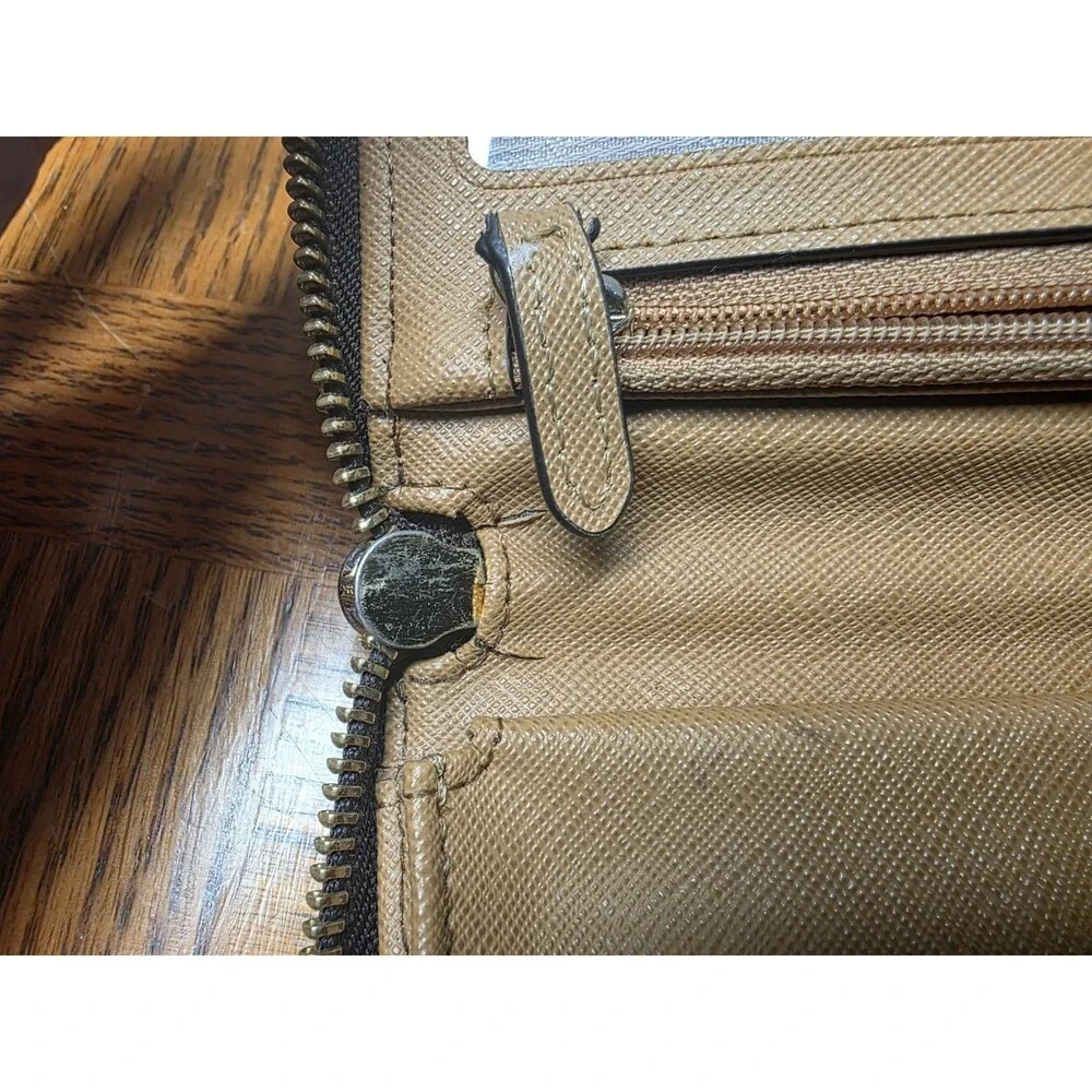 Michael Kors zipper closures