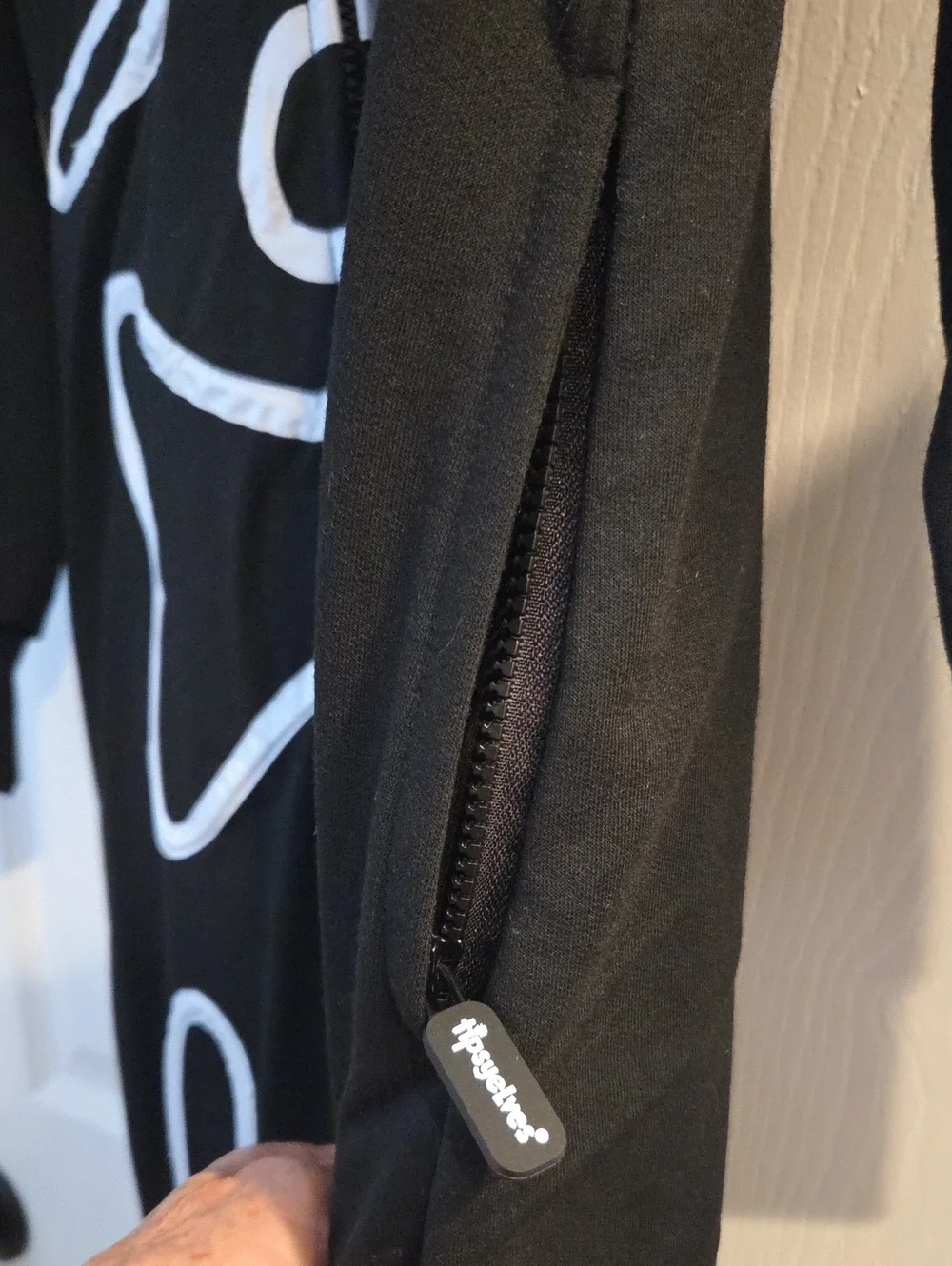 Tipsy Elves striking black