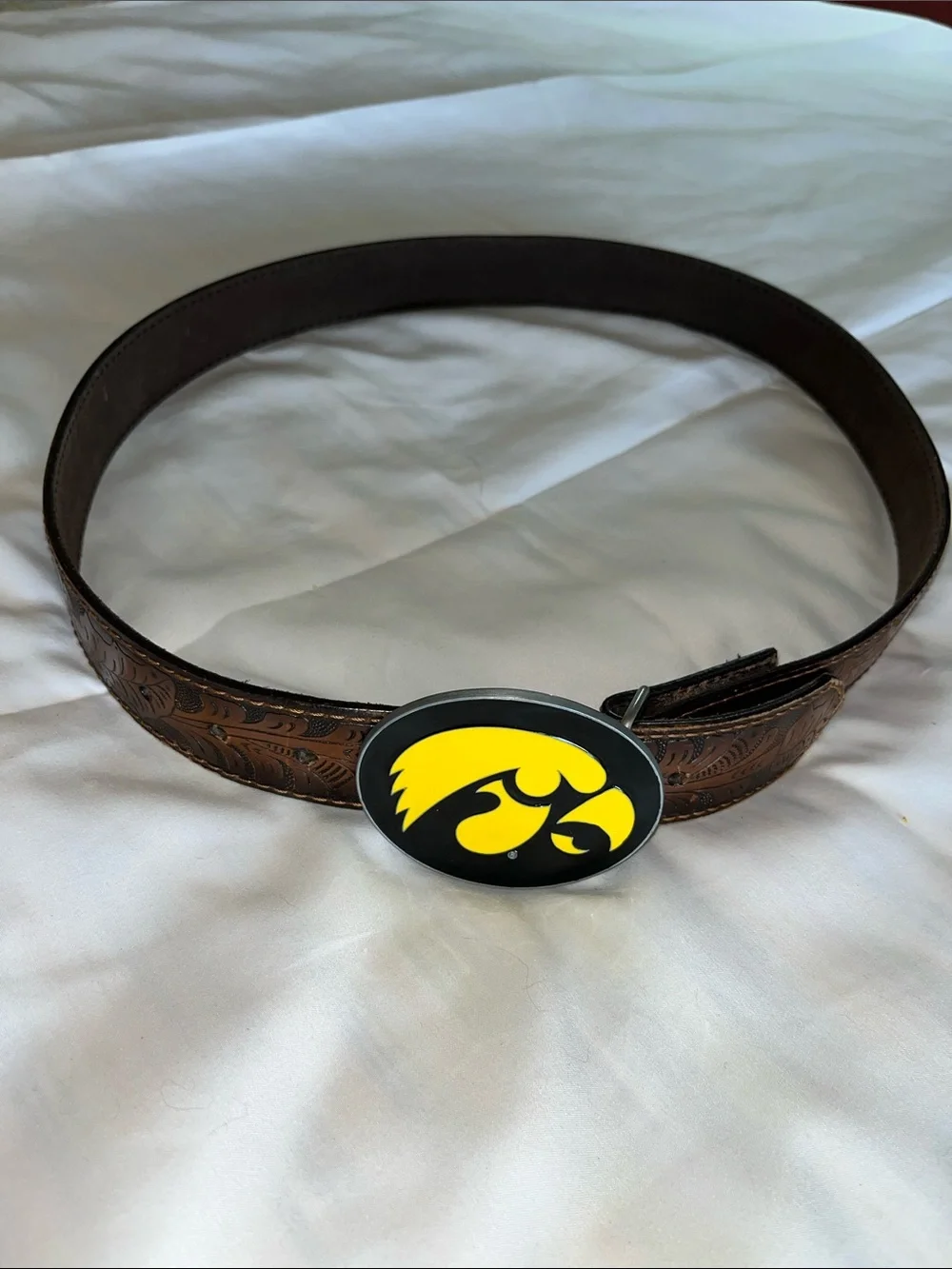 Siskeyou‎ Eagle Head Yellow Black Oval Buckle on Brown Hand Tooled Leather Belt