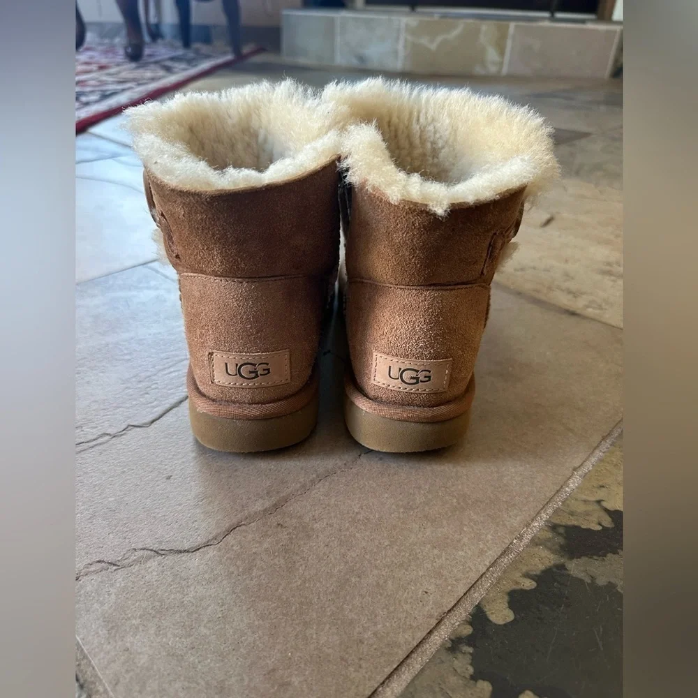UGG Mini Bailey Button II Chestnut Sheepskin Boots Women’s 6