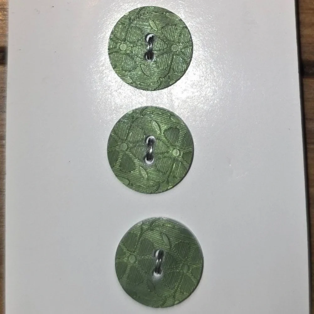 La Mode Buttons Green Floral Etched 3/4