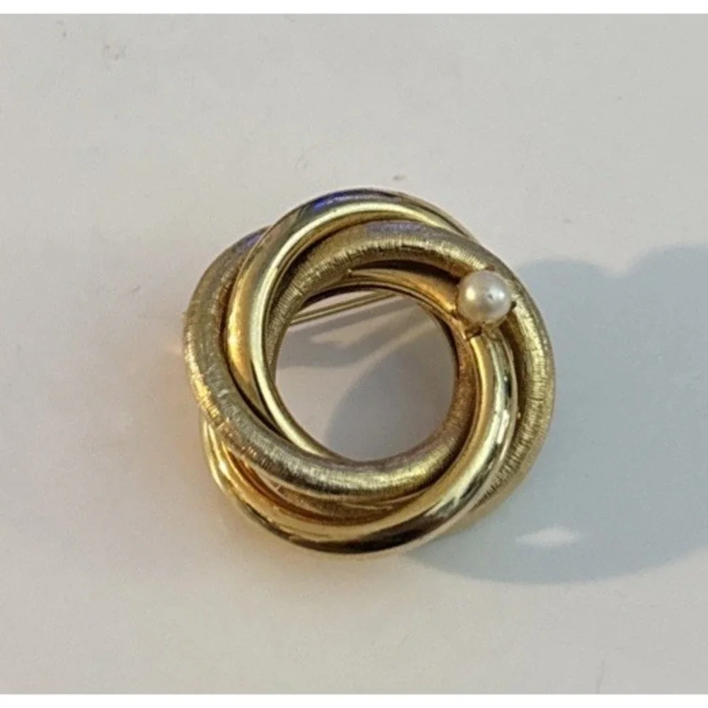 White Faux Pearl Textured Gold Tone Hollow Metal Tube Knot Brooch Pin Vintage 1