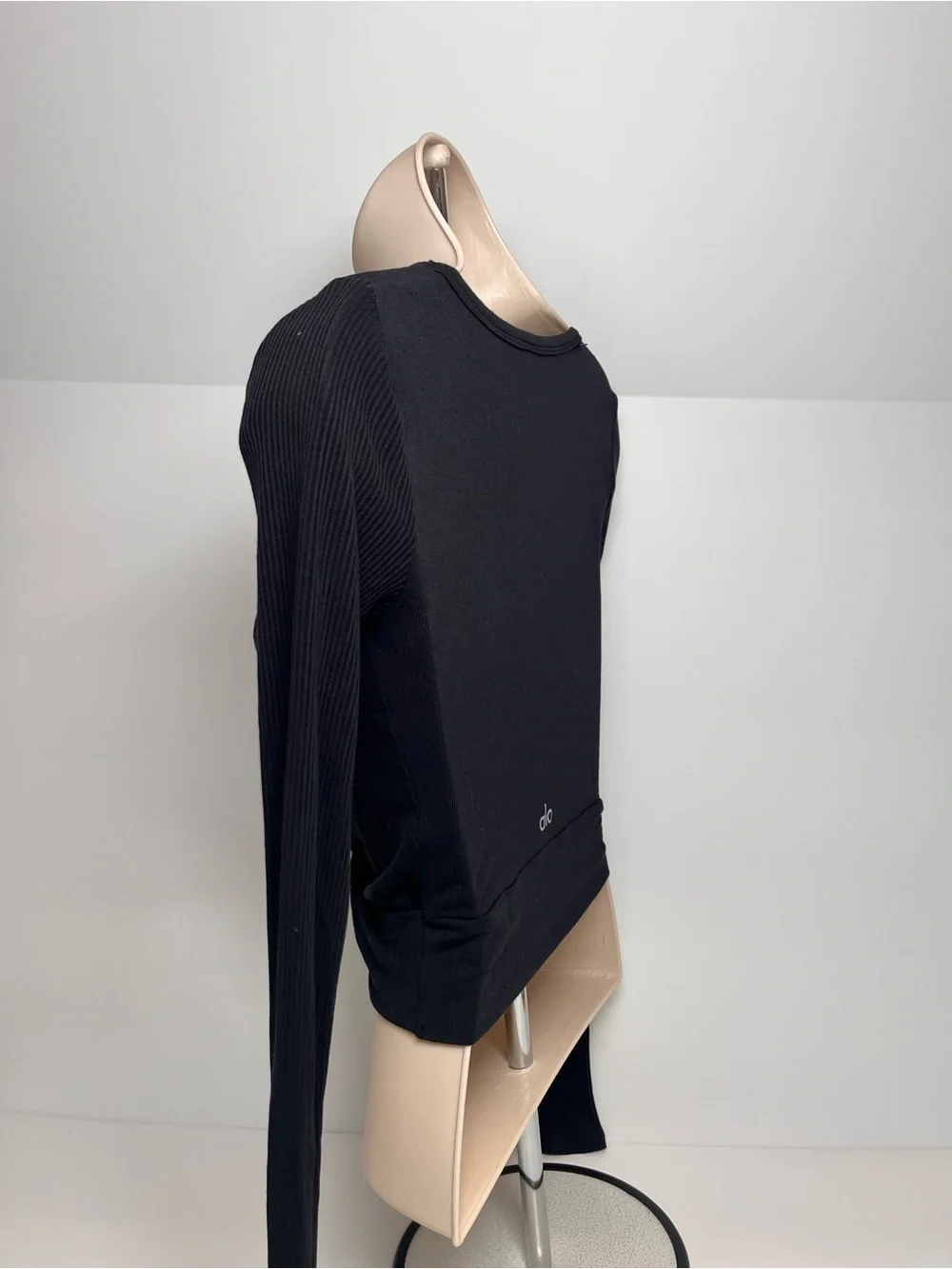 ALO Yoga ribbed sleeves stretch