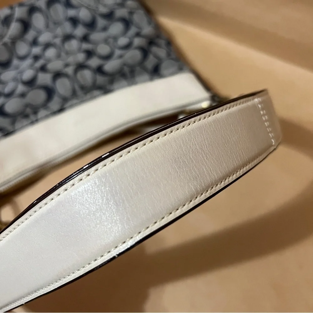 Coach signature sufflette