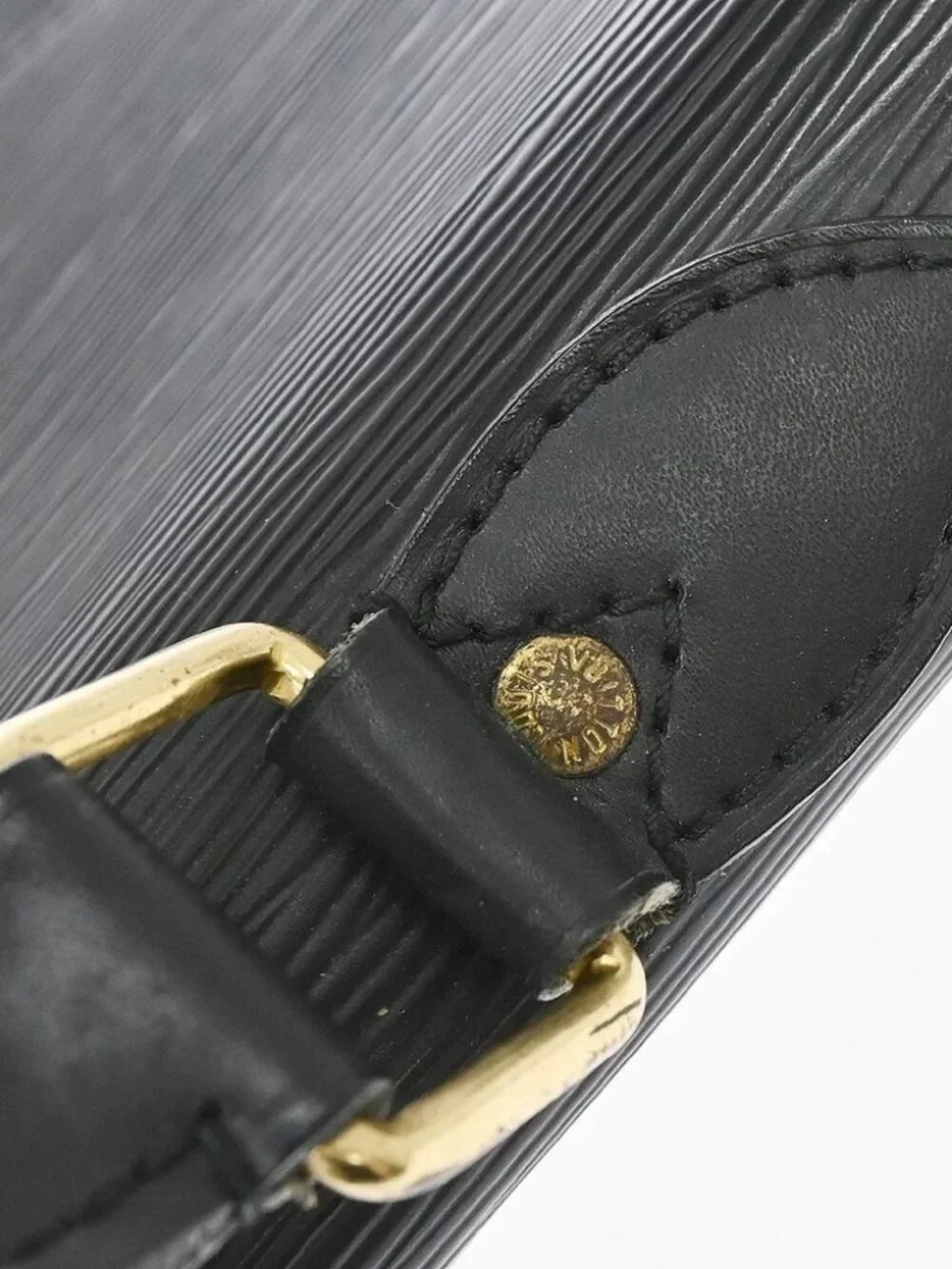 Louis Vuitton outside 	ab