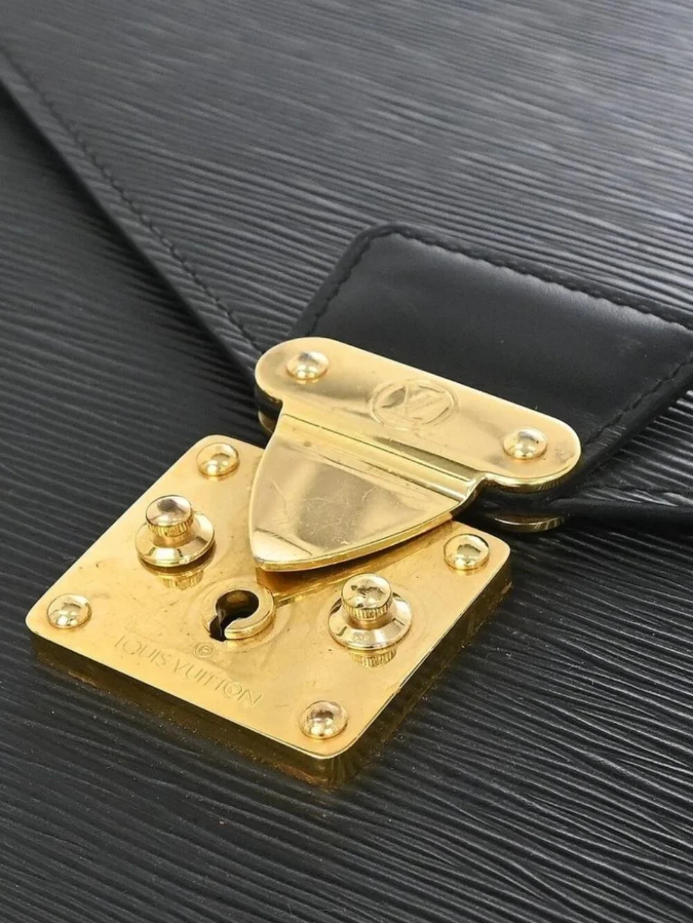 Louis Vuitton outside 	ab