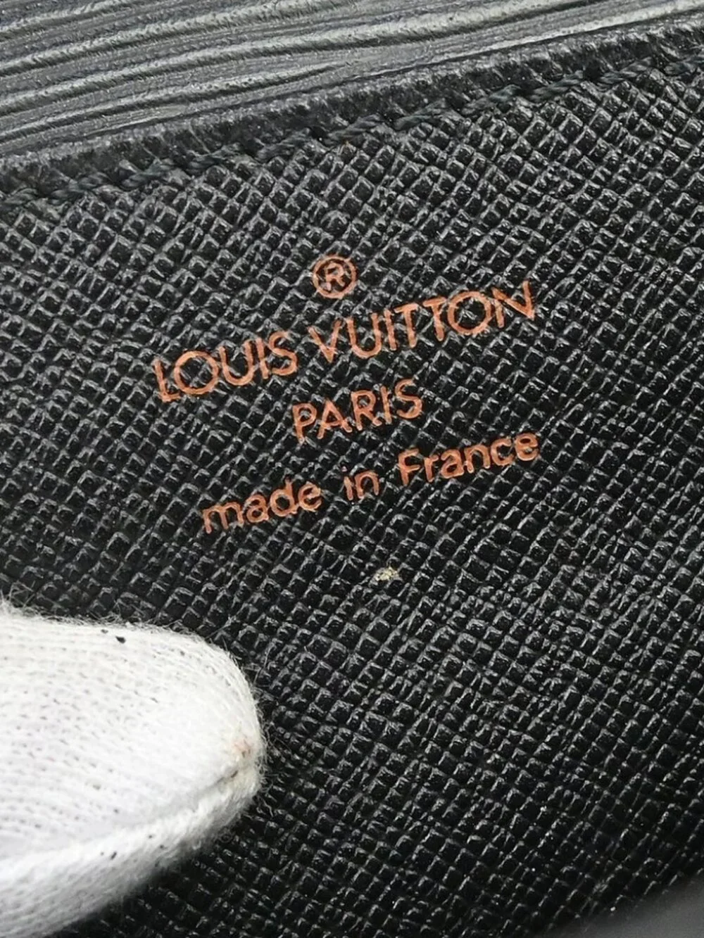 Louis Vuitton outside 	ab