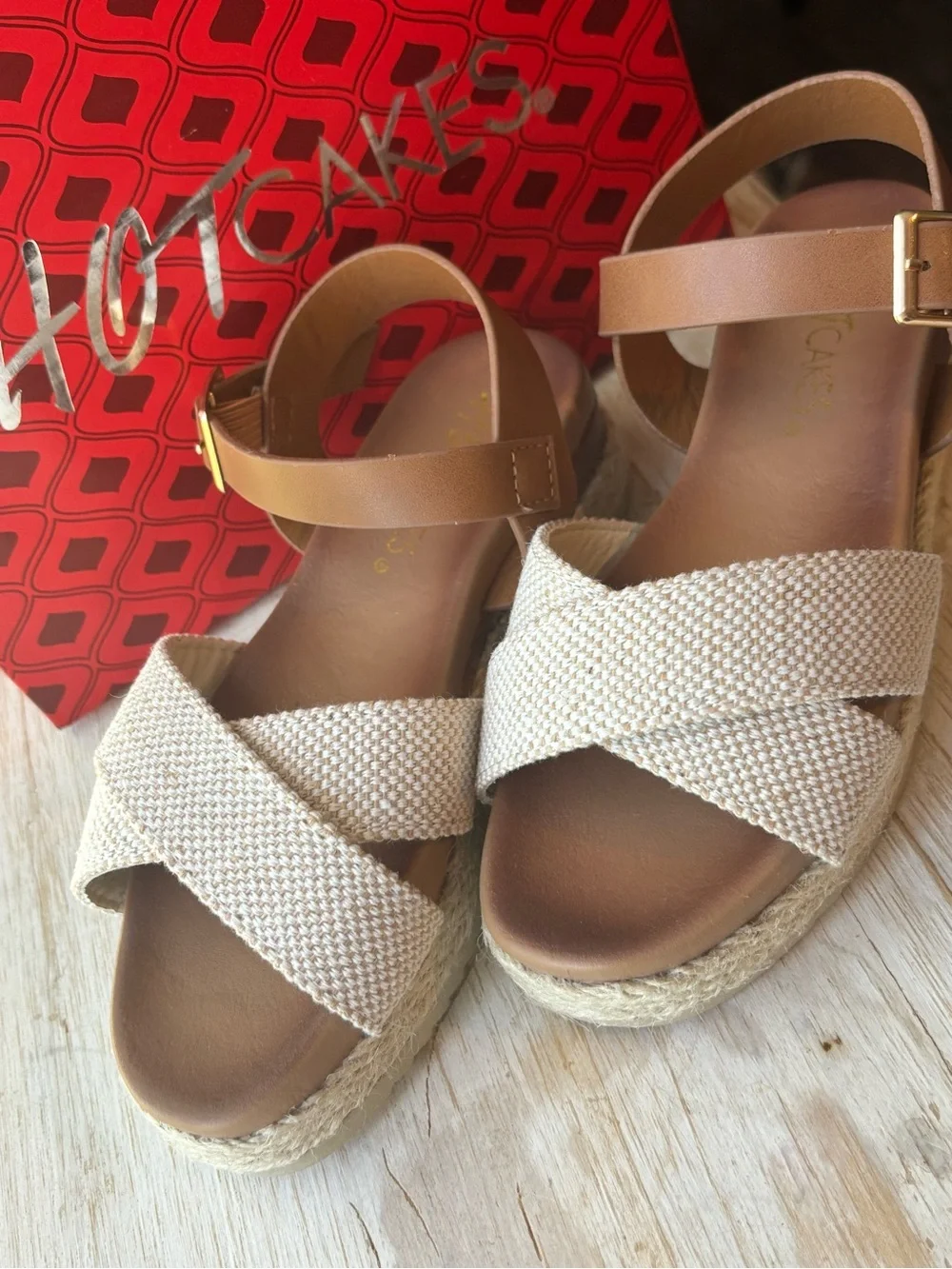 Hot cakes cream woven