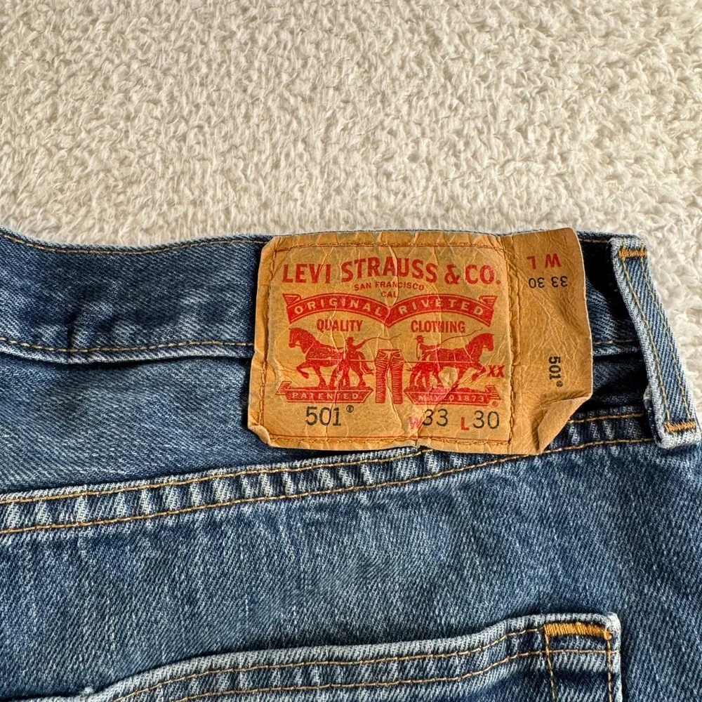 Levis 501 Jeans Mens 33x30 Blue Medium Wash Button Fly‎ Straight Distressed