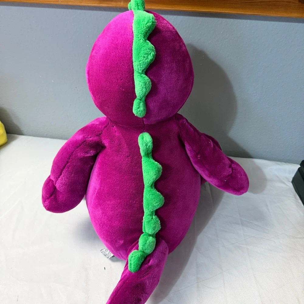 CHRISHA Playful Plush crest accents or