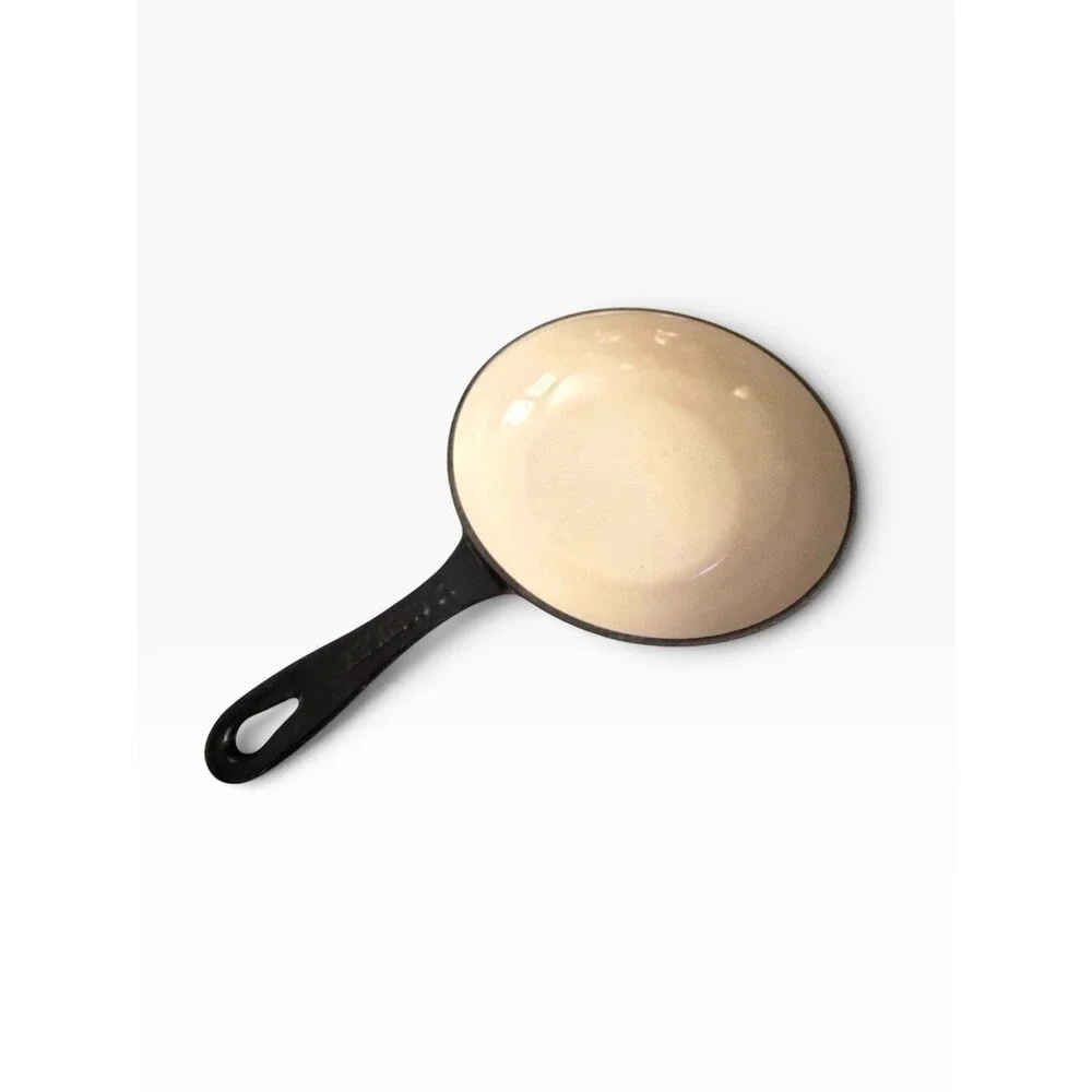 Le Creuset Omelette and Egg Pan Black & Cream 6.5