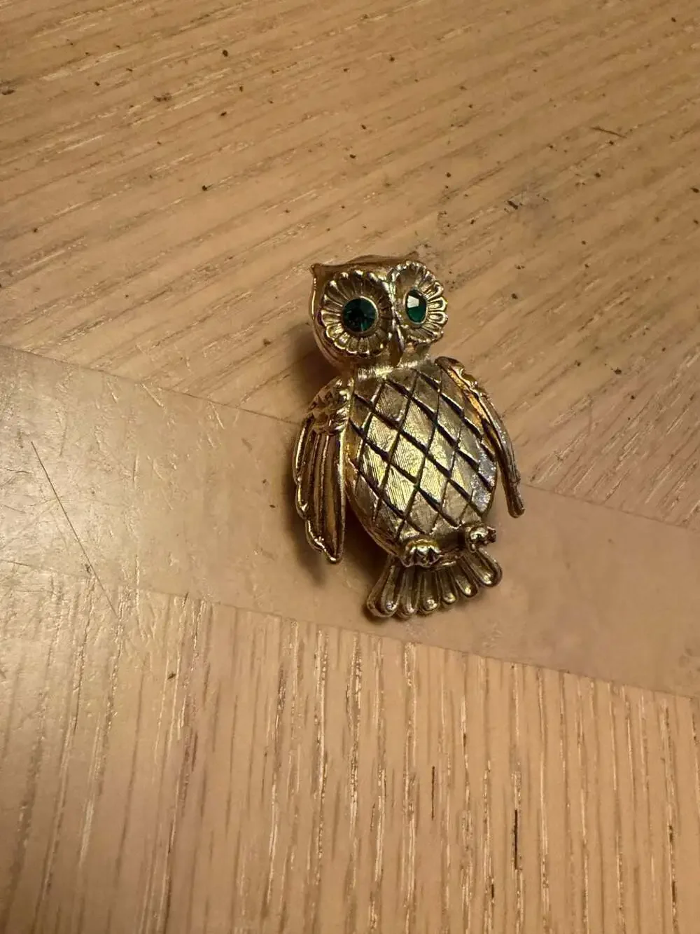 Vintage Vanda USA Gold-Tone Textured Owl Solid Locket Brooch w Green stone Eyes