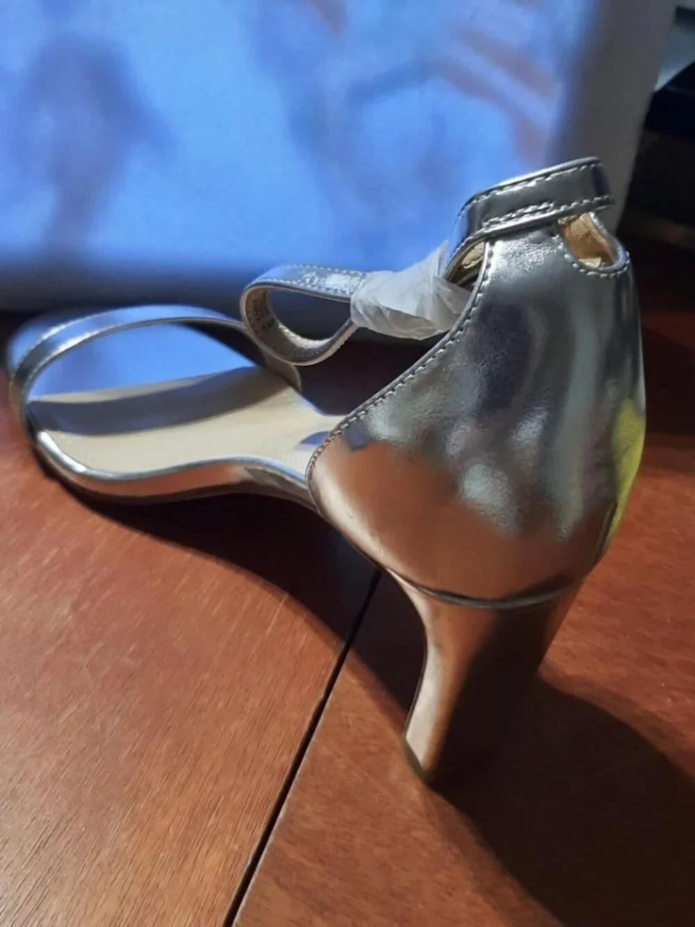 TEAIEUI WMN Round Toe Sandals Chunky High Heel W Ankle Strap Silver Size 9