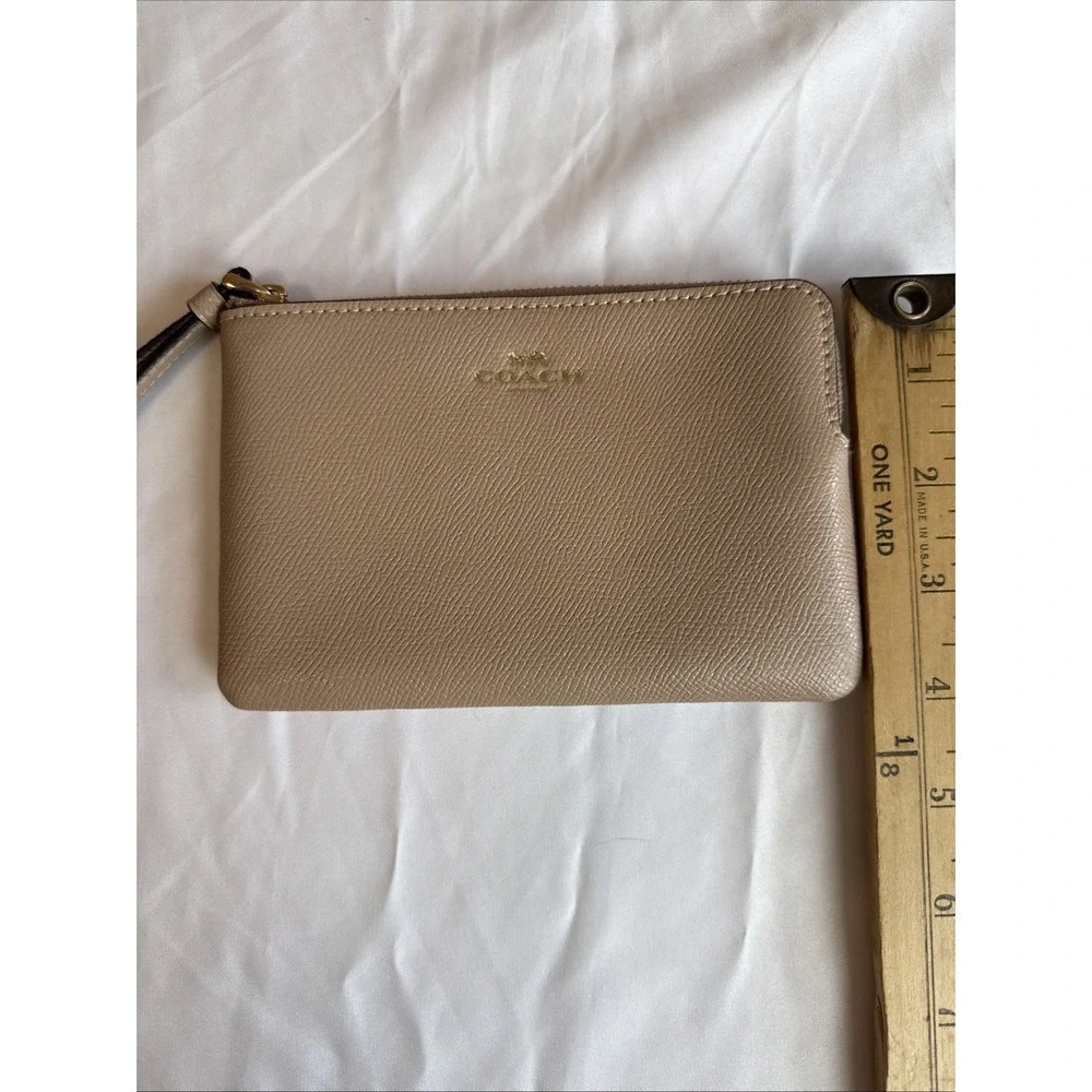 Coach corner zip
