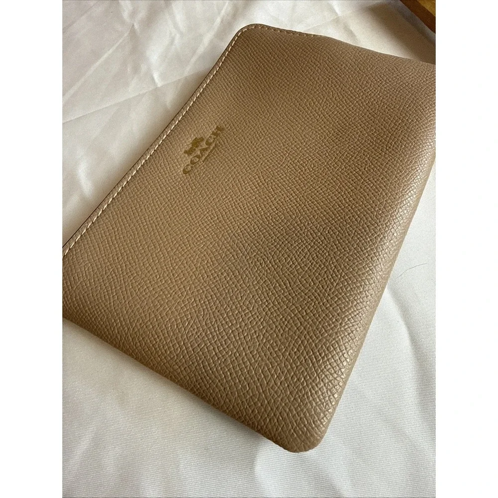 Coach corner zip