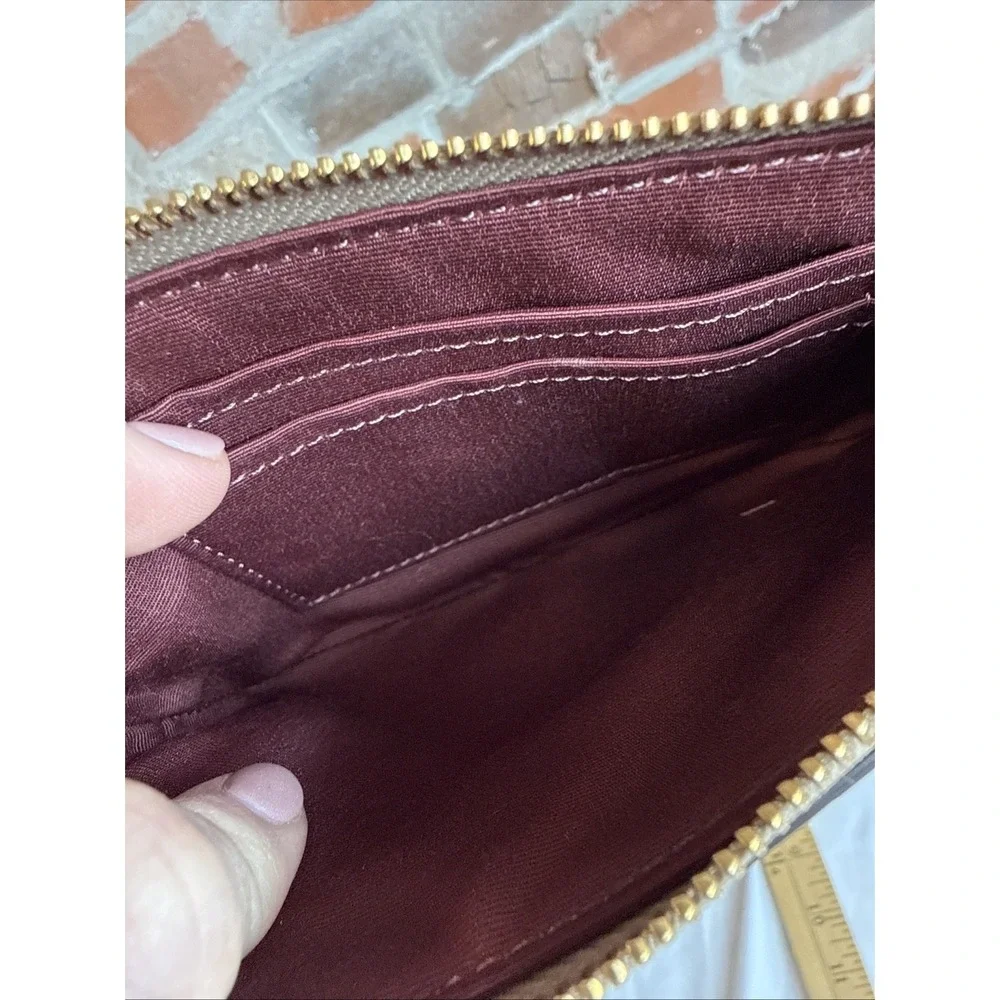 Coach corner zip