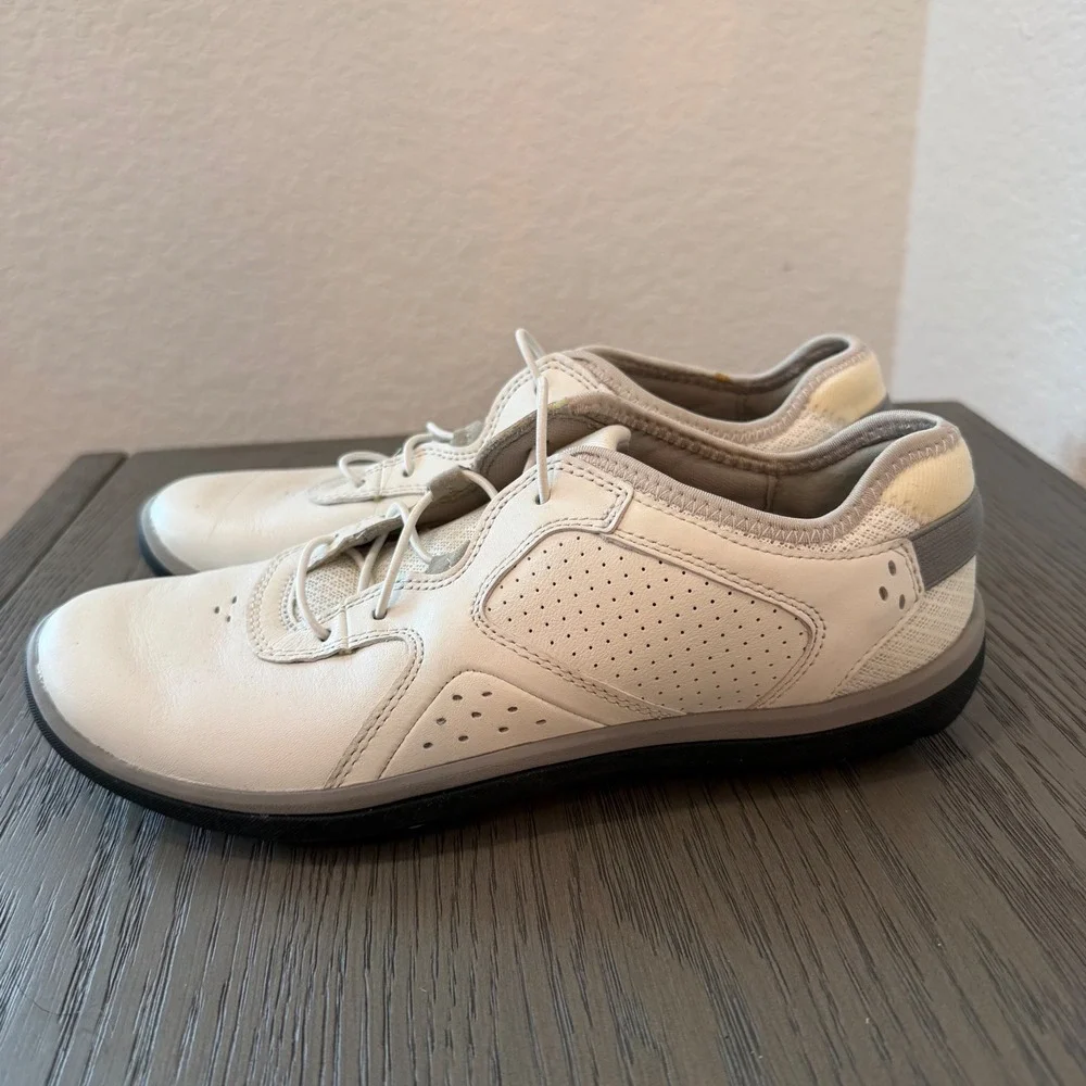 Clarks privo white